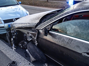 Řidič přejel do protisměru a střetl se s pěti auty, další se převrátil s vozíkem, když se vyhýbal zvěři