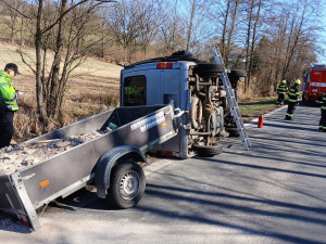 Řidič přejel do protisměru a střetl se s pěti auty, další se převrátil s vozíkem, když se vyhýbal zvěři
