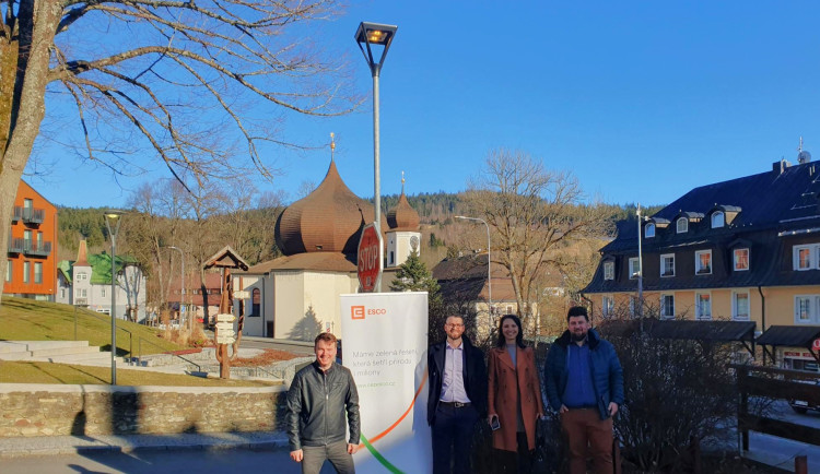Zleva starosta Železné Rudy Filip Smola, Pavel Dlugi, vedoucí odboru Osvětlení ČEZ ESL, Jan Drahoš a Klára Vejšická-Šourková (oba ČEZ ESL)