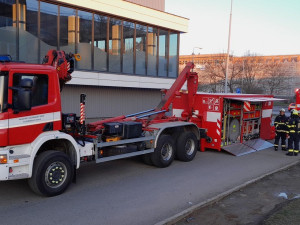 V technologii bazénu unikl chlór, policie evakuovala lidi z přilehlé ubytovny