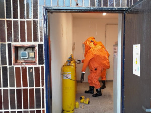 V technologii bazénu unikl chlór, policie evakuovala lidi z přilehlé ubytovny