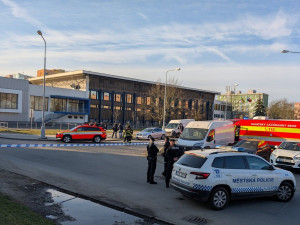 V technologii bazénu unikl chlór, policie evakuovala lidi z přilehlé ubytovny