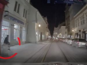 VIDEO: Cizinec seděl se staženými kalhotami na odpadkovém koši, do kterého vykonával velkou potřebu