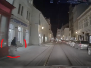 VIDEO: Cizinec seděl se staženými kalhotami na odpadkovém koši, do kterého vykonával velkou potřebu