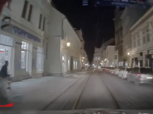 VIDEO: Cizinec seděl se staženými kalhotami na odpadkovém koši, do kterého vykonával velkou potřebu