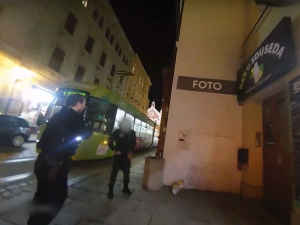 VIDEO: Cizinec seděl se staženými kalhotami na odpadkovém koši, do kterého vykonával velkou potřebu