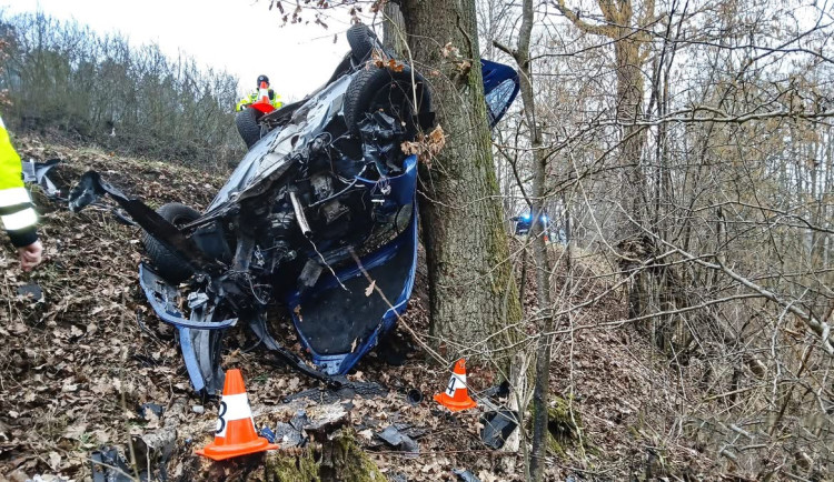 Auto vyletělo při děsivé havárii ze silnice a kutálelo se do hluboké rokle. Po nárazu do stromu se vytrhl motor