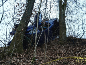 Auto vyletělo při děsivé havárii ze silnice a kutálelo se do hluboké rokle. Po nárazu do stromu se vytrhl motor