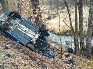 Auto vyletělo při děsivé havárii ze silnice a kutálelo se do hluboké rokle. Po nárazu do stromu se vytrhl motor