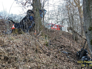 Auto vyletělo při děsivé havárii ze silnice a kutálelo se do hluboké rokle. Po nárazu do stromu se vytrhl motor