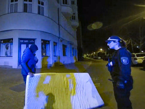 Muž spal tvrdě na matraci uprostřed ulice, kudy normálně projíždí auta. Nepřišlo mu to vůbec divné