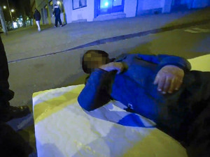 Muž spal tvrdě na matraci uprostřed ulice, kudy normálně projíždí auta. Nepřišlo mu to vůbec divné