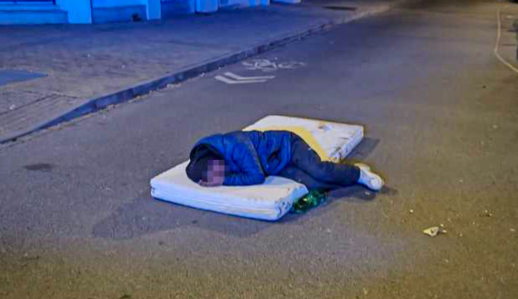 Muž spal tvrdě na matraci uprostřed ulice, kudy normálně projíždí automobily. Nepřišlo mu to divné