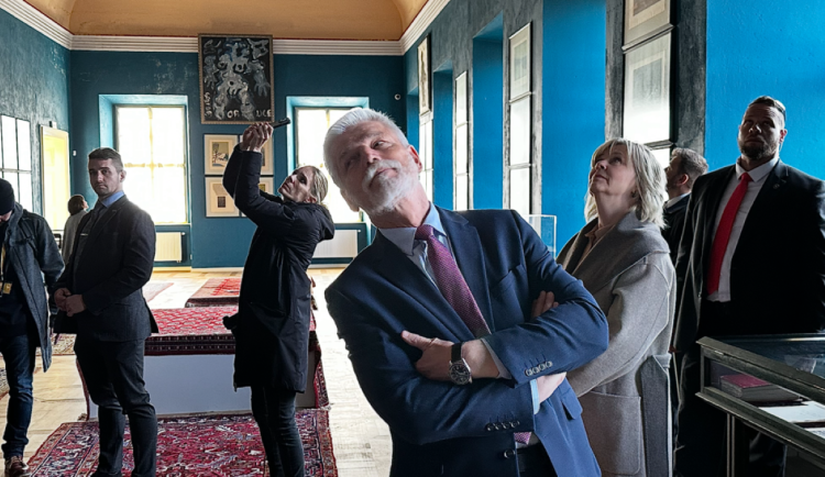 Prezident Petr Pavel při prohlídce zámku v Týnci
