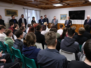 Oselce debata se studenty
