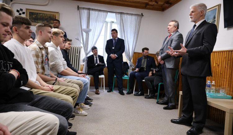 Prezident při debatě se studenty v Oselcích