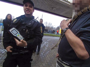 Agresivní muž s hadem na krku děsil a obtěžoval lidi na čerpací stanici. Jeho hlavu si několikrát strčil do pusy