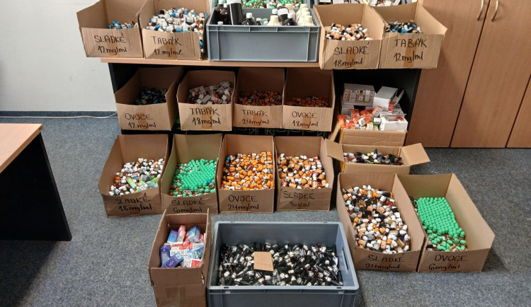 Prodejce nabízel tisíce náplní do elektronických cigaret bez kolků