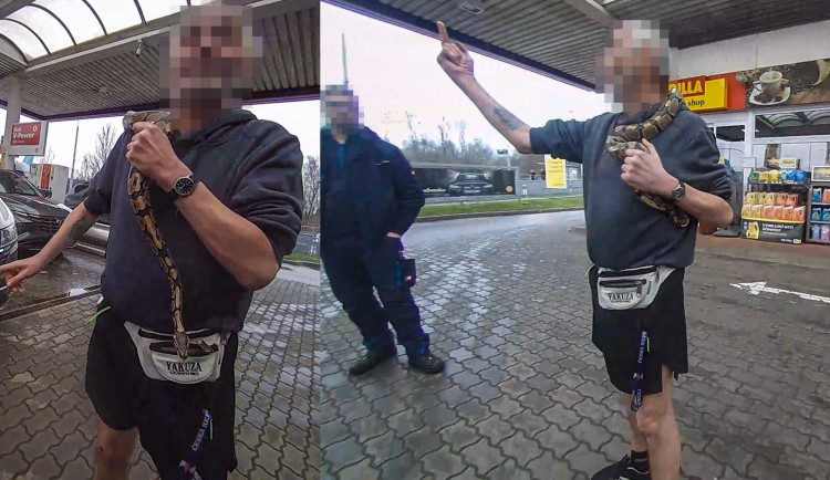 Agresivní muž s hadem na krku děsil a obtěžoval lidi na čerpací stanici. Jeho hlavu si několikrát strčil do pusy