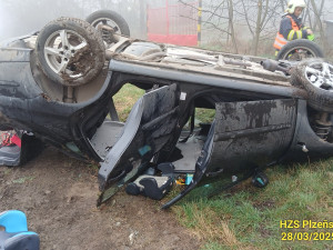 Při střetu osobáku se srnkou se zranil řidič a čtyři děti