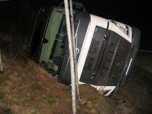 Na dálnici se v kvůli mikrospánku šoféra převrátil kamion