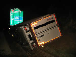 Na dálnici se v kvůli mikrospánku šoféra převrátil kamion