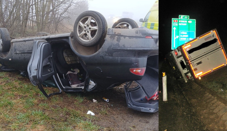 Po střetu osobáku se srnkou se zranil řidič a čtyři děti. Na dálnici se v důsledku mikrospánku šoféra převrátil kamion