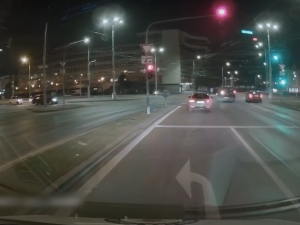Poprask způsobilo video zachycující dva řidiče, kteří před policejním vozem vjeli na červenou do křižovatky