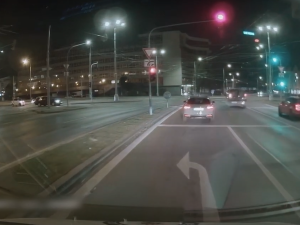 Poprask způsobilo video zachycující dva řidiče, kteří před policejním vozem vjeli na červenou do křižovatky