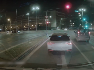 Poprask způsobilo video zachycující dva řidiče, kteří před policejním vozem vjeli na červenou do křižovatky