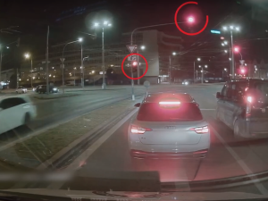 Poprask způsobilo video zachycující dva řidiče, kteří před policejním vozem vjeli na červenou do křižovatky