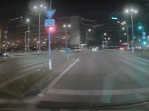 Poprask způsobilo video s dvojicí řidičů, kteří před policejním vozem vjeli na červenou do křižovatky a odbočili