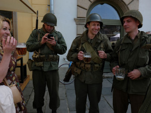 Při Slavnostech svobody obsadí Plzeň na tisíc nadšenců v dobových uniformách. Dorazí i americká kolová bestie
