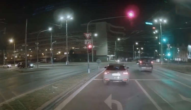 Poprask způsobilo video zachycující dva řidiče, kteří před policejním vozem vjeli na červenou do křižovatky
