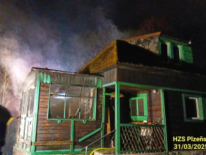 Dobývání středověkého hradu s vodním příkopem připomínal zásah hasičů u hořící chaty stojící na ostrůvku