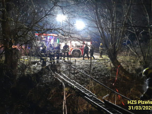 Dobývání středověkého hradu s vodním příkopem připomínal zásah hasičů u hořící chaty stojící na ostrůvku