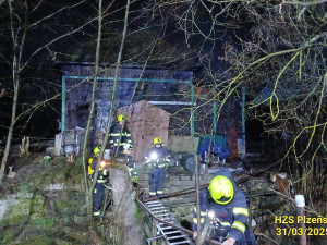 Dobývání středověkého hradu s vodním příkopem připomínal zásah hasičů u hořící chaty stojící na ostrůvku