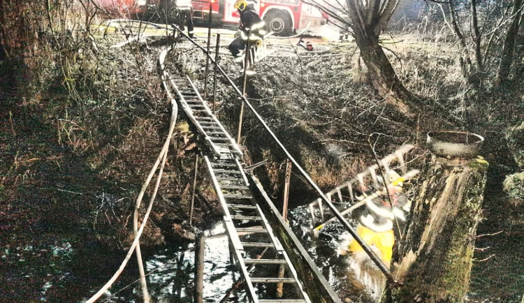 Dobývání středověkého hradu s vodním příkopem připomínal zásah hasičů u hořící chaty stojící na ostrůvku