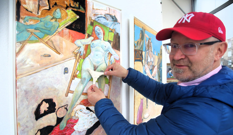 Jiří Boudník teď vystavuje v Plzni své obrazy zachycující nahé newyorské slečny