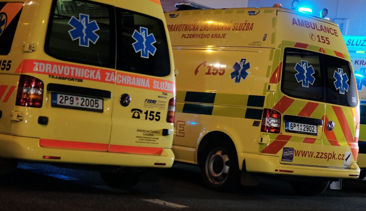 Na místě nehody zasahovaly čtyři sanitky - ilustrační foto