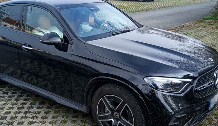 Příliš rychle jela ve městě i tato řidička vozu značky Mercedes