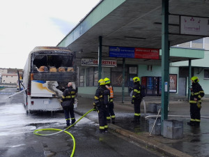 Autobus po příjezdu na centrální nádraží začal hořet. Plameny zničily nejen motor, poškodily i zadní část vozidla