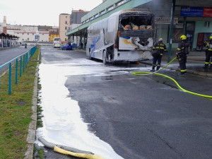 Autobus po příjezdu na centrální nádraží začal hořet. Plameny zničily nejen motor, poškodily i zadní část vozidla