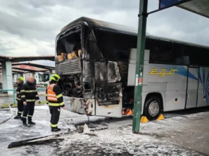 Autobus po příjezdu na centrální nádraží začal hořet. Plameny zničily nejen motor, poškodily i zadní část vozidla