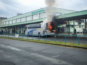 Autobus po příjezdu na centrální nádraží začal hořet. Plameny zničily nejen motor, poškodily i zadní část vozidla
