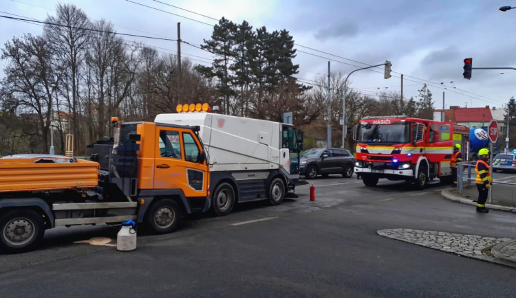 Při střetu čistícího vozidla s multikárou se zranili dva muži. Řidič vozu Multicar byl pořádně pod parou