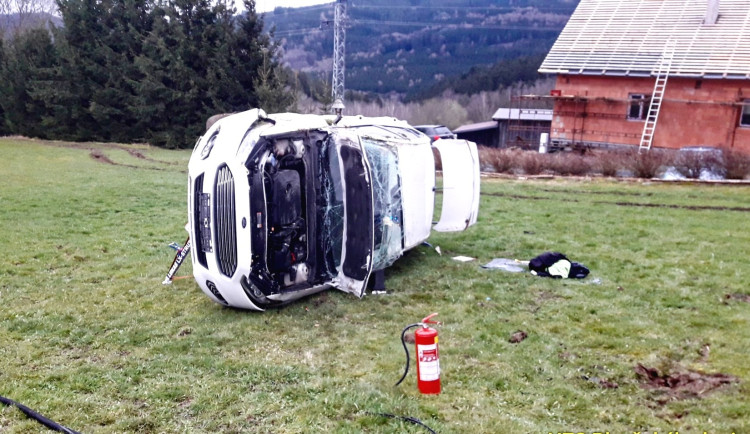 Auto se s cizincem několikrát převrátilo přes střechu a skončilo na louce. Motorista utrpěl vážné poranění hlavy