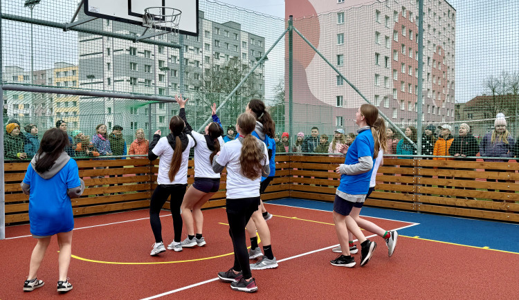 Nové streetballové hřiště za více než dva miliony korun má 14. základní škola z plzeňské Doubravky