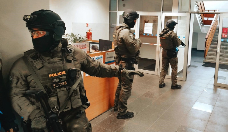 Eliminaci dvojice aktivních střelců nacvičovali policisté v neznámém prostředí budovy úřadu práce