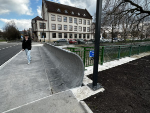 ANKETA: Nový most překvapil občany svým velmi netradičním zábradlím. Jak se vám líbí?